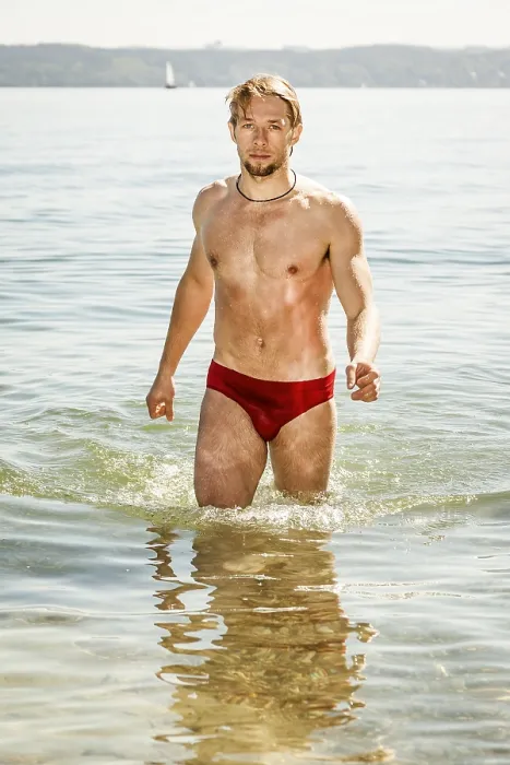 Gerahmter Druck : Ein Bild eines hübschen Mannes im Wasser. Gerahmter Druck : Ein Bild eines hübschen Mannes im Wasser.
