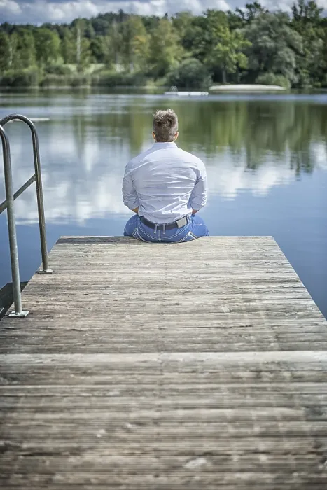 Gerahmter Druck : Ein Bild eines Mannes am See. Gerahmter Druck : Ein Bild eines Mannes am See.