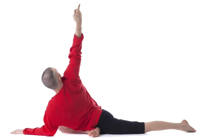 Gerahmter Druck : Bild eines Mannes, der Yoga übt, auf weißem Hintergrund isoliert. Gerahmter Druck : Bild eines Mannes, der Yoga übt, auf weißem Hintergrund isoliert.
