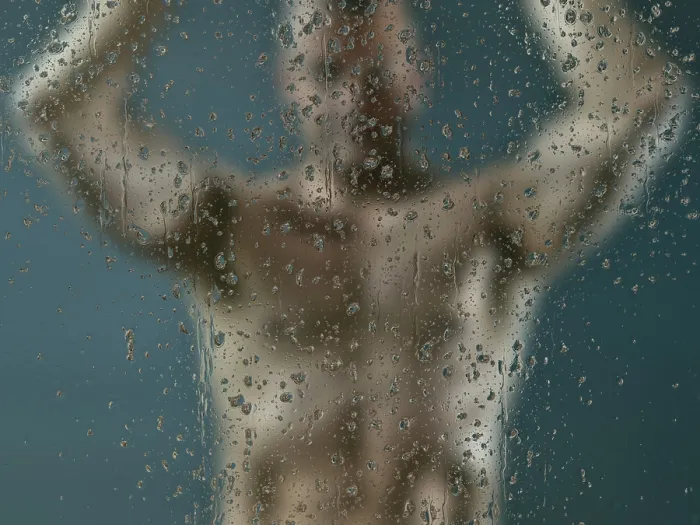 Gerahmter Druck : Ein Mann im Badezimmer Gerahmter Druck : Ein Mann im Badezimmer