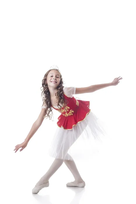 Gerahmter Druck : Bild einer fröhlichen Ballerina, die zum Kamera schaut, während sie tanzt. Gerahmter Druck : Bild einer fröhlichen Ballerina, die zum Kamera schaut, während sie tanzt.