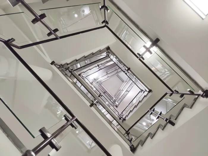 Gerahmter Druck : Ein Bild einer modernen Gebäude-Treppe. Gerahmter Druck : Ein Bild einer modernen Gebäude-Treppe.