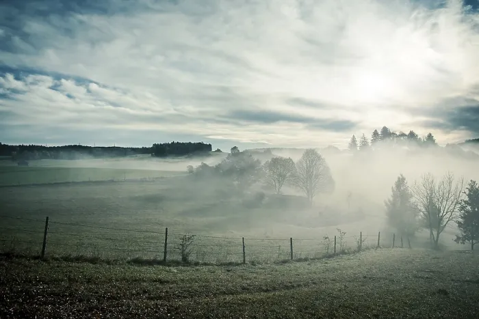 Gerahmter Druck : Ein Bild einer schönen nebligen Landschaft. Gerahmter Druck : Ein Bild einer schönen nebligen Landschaft.