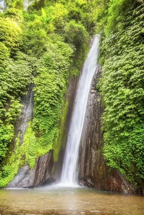Gerahmter Druck : Ein Bild eines schönen Wasserfalls auf Bali. Gerahmter Druck : Ein Bild eines schönen Wasserfalls auf Bali.