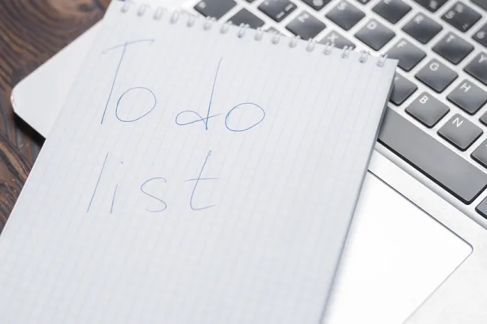 Gerahmter Druck : Bild eines Notizbuchs mit einem Stift auf einem Laptop. Gerahmter Druck : Bild eines Notizbuchs mit einem Stift auf einem Laptop.