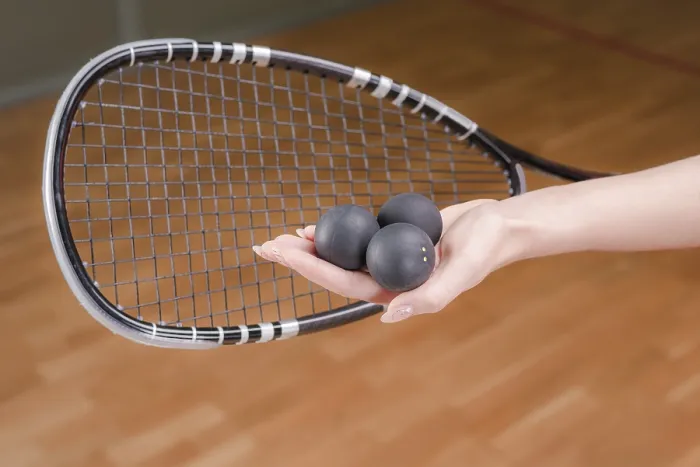 Gerahmter Druck : Bild von Schläger und drei Squashbällen. Gerahmter Druck : Bild von Schläger und drei Squashbällen.
