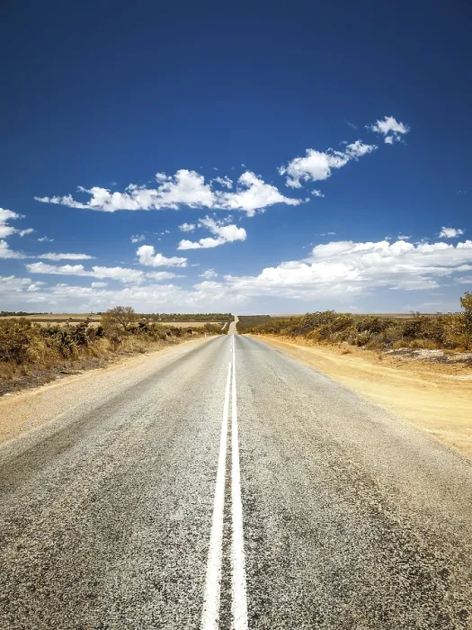 Gerahmter Druck : Ein Bild einer Straße bis zum Horizont.