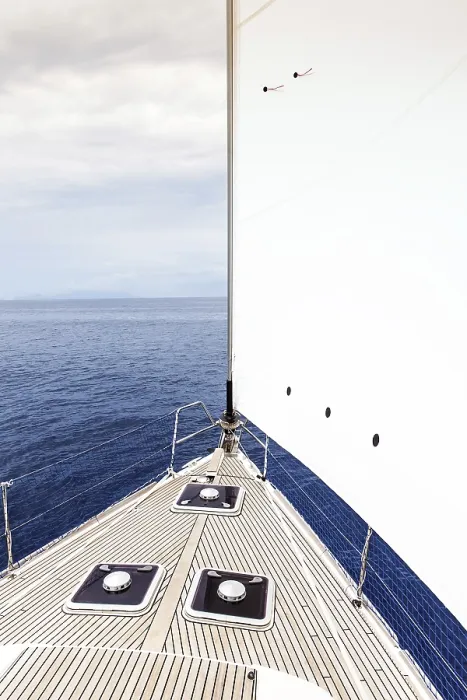 Gerahmter Druck : Ein Bild der Vorderseite eines Segelboots. Gerahmter Druck : Ein Bild der Vorderseite eines Segelboots.