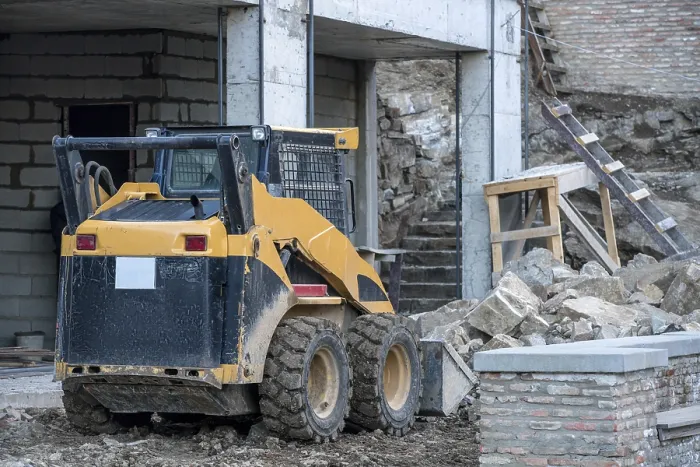 Gerahmter Druck : Bild eines Skid-Loaders, der an einem Gebäudebau tätig ist. Gerahmter Druck : Bild eines Skid-Loaders, der an einem Gebäudebau tätig ist.