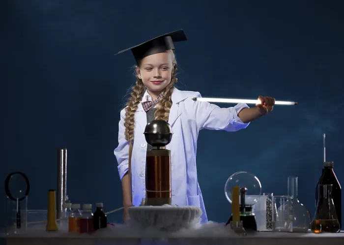 Gerahmter Druck : Bild eines lächelnden kleinen Physikers, der ein Experiment durchführt. Gerahmter Druck : Bild eines lächelnden kleinen Physikers, der ein Experiment durchführt.