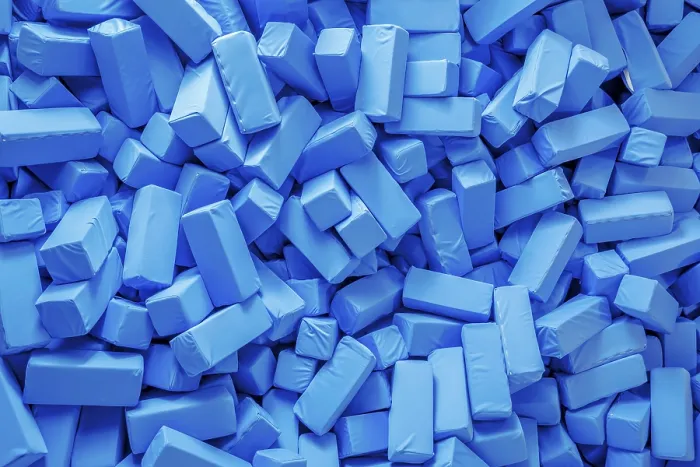 Gerahmter Druck : Blauer Schaumstoffwürfel Gerahmter Druck : Blauer Schaumstoffwürfel