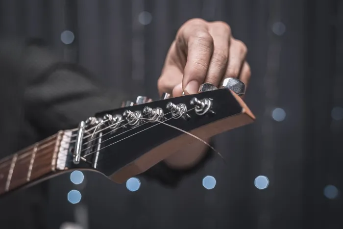 Gerahmter Druck : Bild der Saiten einer E-Gitarre im Nahbereich. Gerahmter Druck : Bild der Saiten einer E-Gitarre im Nahbereich.