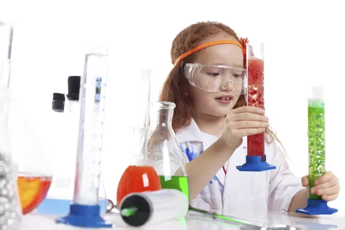 Gerahmter Druck : Bild eines überraschten kleinen Experimentators im Studio. Gerahmter Druck : Bild eines überraschten kleinen Experimentators im Studio.