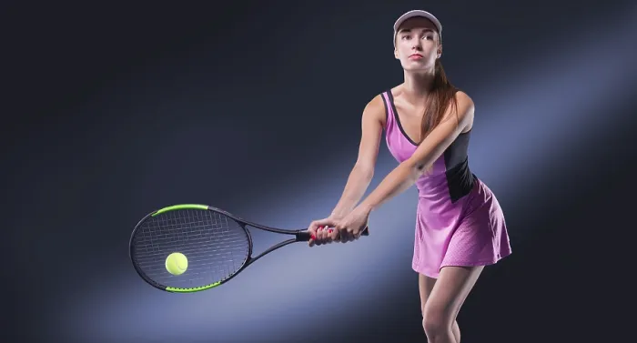 Gerahmter Druck : Bild eines Tennisspielers mit einem Schläger. Gerahmter Druck : Bild eines Tennisspielers mit einem Schläger.