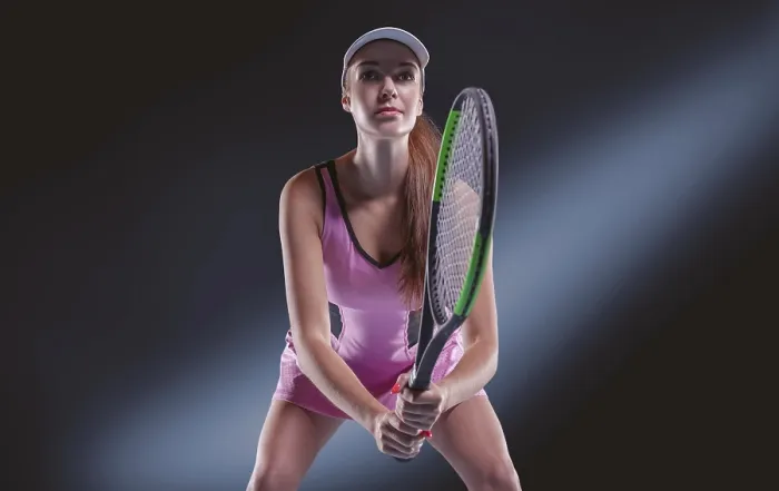 Gerahmter Druck : Bild eines Tennisspielers mit einem Schläger. Gerahmter Druck : Bild eines Tennisspielers mit einem Schläger.