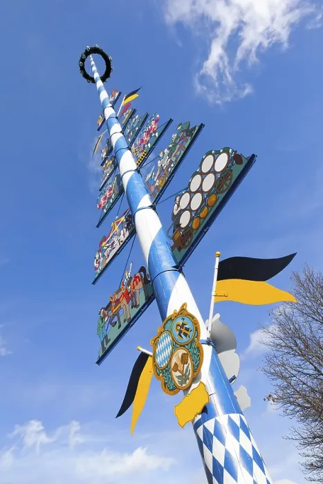 Gerahmter Druck : Ein Bild eines typischen Maibaums in München, Deutschland. Gerahmter Druck : Ein Bild eines typischen Maibaums in München, Deutschland.