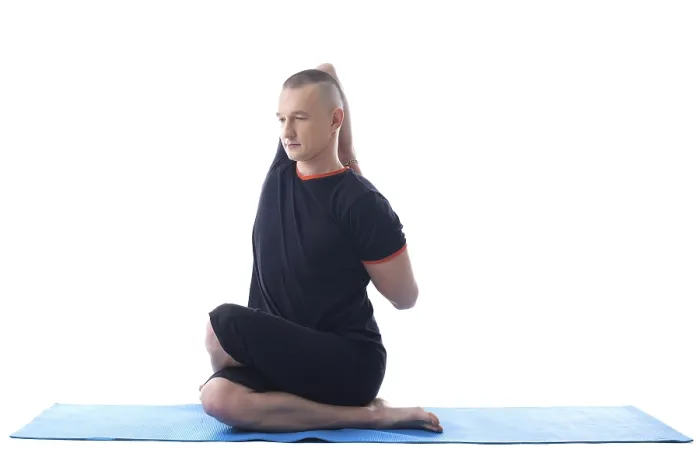 Gerahmter Druck : Bild eines Yoga-Lehrers, der sich in einem Studio aufhält. Gerahmter Druck : Bild eines Yoga-Lehrers, der sich in einem Studio aufhält.
