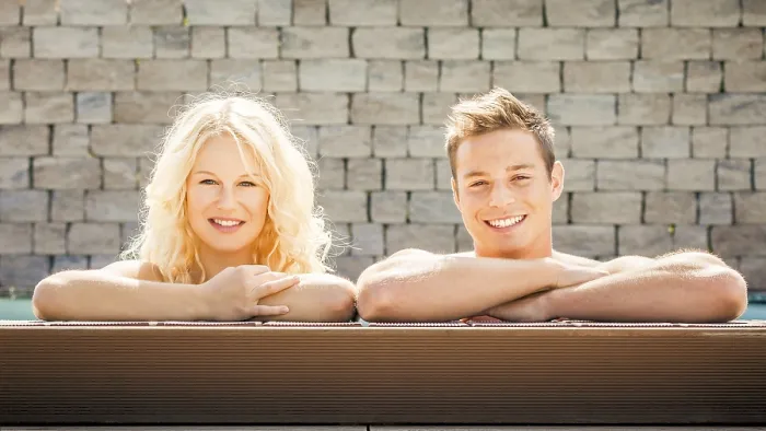 Gerahmter Druck : Ein Bild eines jungen Paares am Pool. Gerahmter Druck : Ein Bild eines jungen Paares am Pool.