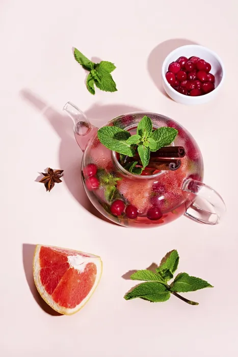 Gerahmter Druck : Immunität stärkendes Getränk. Minze-Tee mit Cranberries. Gerahmter Druck : Immunität stärkendes Getränk. Minze-Tee mit Cranberries.