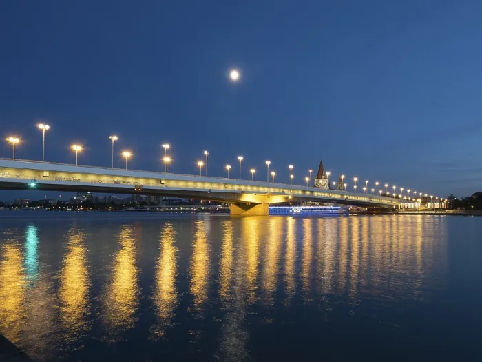 Gerahmter Druck : Kaiserbrücke über den Donau. Gerahmter Druck : Kaiserbrücke über den Donau.