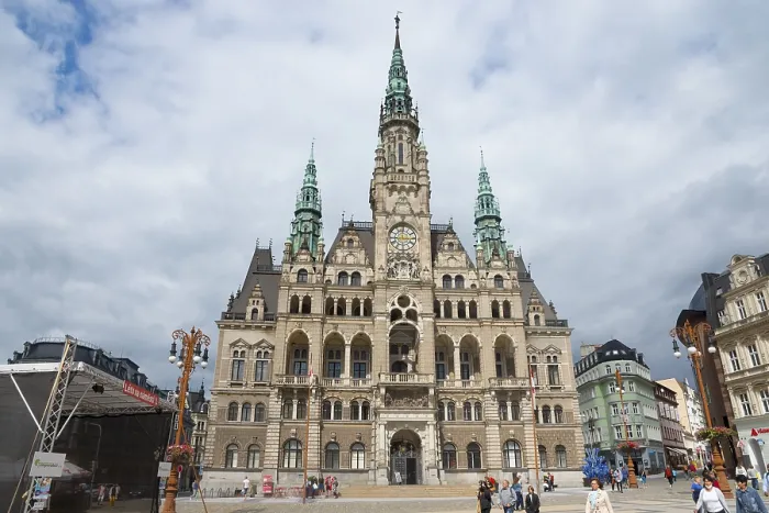 Gerahmter Druck : Gothisches Rathaus auf einer Platz Gerahmter Druck : Gothisches Rathaus auf einer Platz