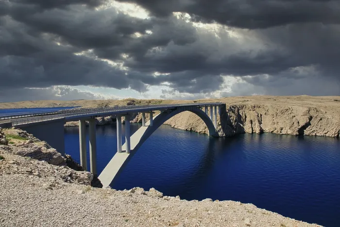 Gerahmter Druck : Eindrucksvolle Brücke spannt einen Fluss unter einem dramatischen. Gerahmter Druck : Eindrucksvolle Brücke spannt einen Fluss unter einem dramatischen.