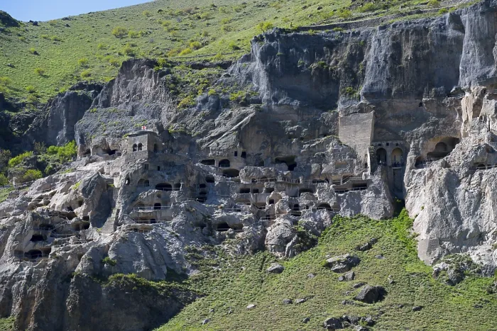 Gerahmter Druck : Eindrucksvolles Klosterkomplex in einer Klippe. Gerahmter Druck : Eindrucksvolles Klosterkomplex in einer Klippe.