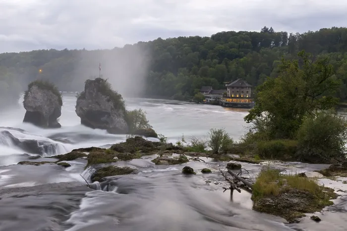 Gerahmter Druck : Eindrucksvoller Wasserfall mit zwei Felsen. Gerahmter Druck : Eindrucksvoller Wasserfall mit zwei Felsen.