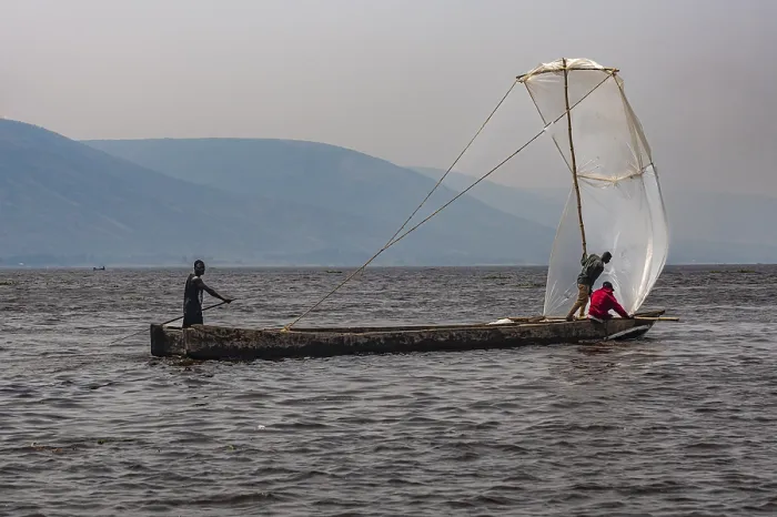 Gerahmter Druck : Improvisierte Segelboot auf dem Kongo-Fluss. Gerahmter Druck : Improvisierte Segelboot auf dem Kongo-Fluss.