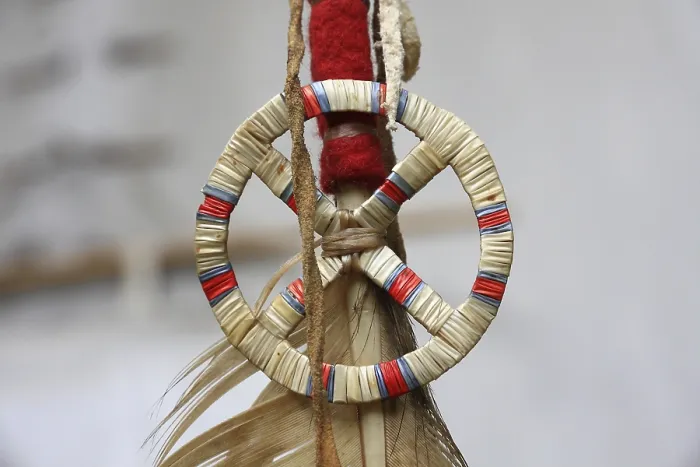 Gerahmter Druck : Indischer Amulett vor einem Zelt.