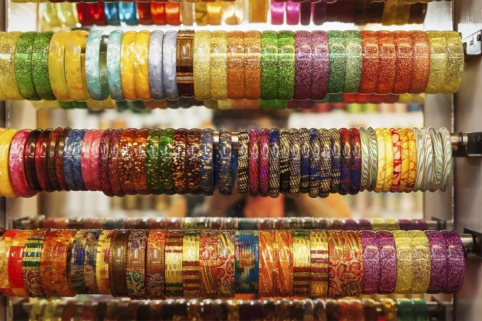 Gerahmter Druck : Indische Armreifen in einem Laden. Gerahmter Druck : Indische Armreifen in einem Laden.