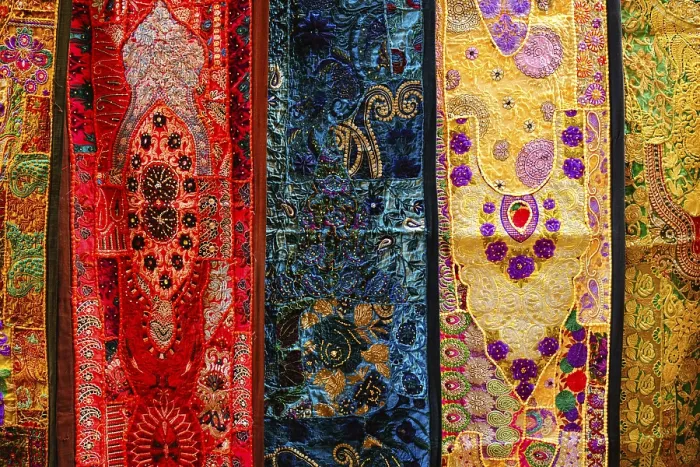 Gerahmter Druck : Indisches Patchworkstoff mit traditionellen indischen Mustern im Detail. Gerahmter Druck : Indisches Patchworkstoff mit traditionellen indischen Mustern im Detail.