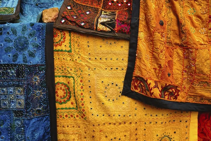 Gerahmter Druck : Indisches Patchworkstoff mit traditionellen indischen Mustern im Nahblick. Gerahmter Druck : Indisches Patchworkstoff mit traditionellen indischen Mustern im Nahblick.