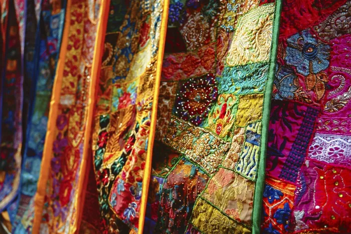 Gerahmter Druck : Indische Patchworkstoff mit traditionellen indischen Mustern im Nahbereich. Gerahmter Druck : Indische Patchworkstoff mit traditionellen indischen Mustern im Nahbereich.
