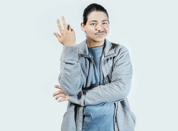 Gerahmter Druck : Unempfindlicher Mann, der mit der Hand gestikuliert, isoliert. Gerahmter Druck : Unempfindlicher Mann, der mit der Hand gestikuliert, isoliert.