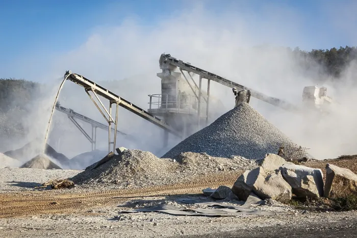 Gerahmter Druck : Industrieller Hintergrund, Brecher Fels Steinbrechmaschine in offener Tagebaugrube und Verarbeitungsanlage für geschlagene Steine. Gerahmter Druck : Industrieller Hintergrund, Brecher Fels Steinbrechmaschine in offener Tagebaugrube und Verarbeitungsanlage für geschlagene Steine.