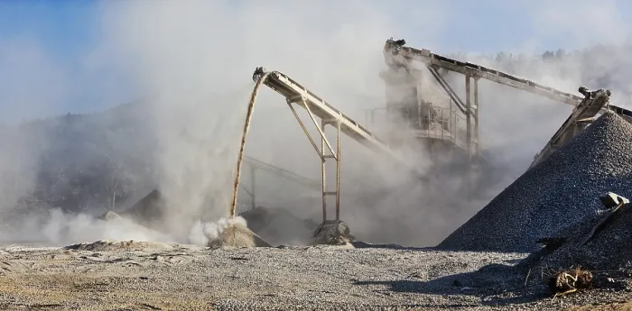 Gerahmter Druck : Industrieller Hintergrund, Brecher Fels Steinbrechanlage in offener Tagebaugrube und Verarbeitungsanlage für geschlagener Stein. Gerahmter Druck : Industrieller Hintergrund, Brecher Fels Steinbrechanlage in offener Tagebaugrube und Verarbeitungsanlage für geschlagener Stein.