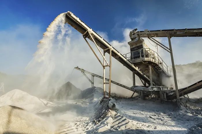 Gerahmter Druck : Industrieller Hintergrund, Steinbrecher-Rock-Steinbruchmaschine in einem Tagebau und Verarbeitungsbetrieb für geschliffenen Stein. Gerahmter Druck : Industrieller Hintergrund, Steinbrecher-Rock-Steinbruchmaschine in einem Tagebau und Verarbeitungsbetrieb für geschliffenen Stein.