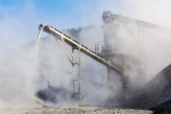 Gerahmter Druck : Industrieller Hintergrund, Steinbrecher für Gesteinsschleifmaschine in offener Tagebaubetrieb und Verarbeitungsanlage für geschliffenes Gestein. Gerahmter Druck : Industrieller Hintergrund, Steinbrecher für Gesteinsschleifmaschine in offener Tagebaubetrieb und Verarbeitungsanlage für geschliffenes Gestein.