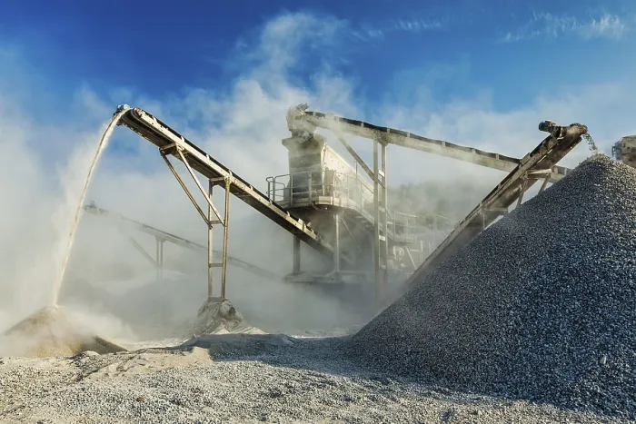 Gerahmter Druck : Industrieller Hintergrund, Brecher Fels Steinbrechmaschine in offener Tagebaubetrieb und Verarbeitungsanlage für geschlagener Stein. Gerahmter Druck : Industrieller Hintergrund, Brecher Fels Steinbrechmaschine in offener Tagebaubetrieb und Verarbeitungsanlage für geschlagener Stein.