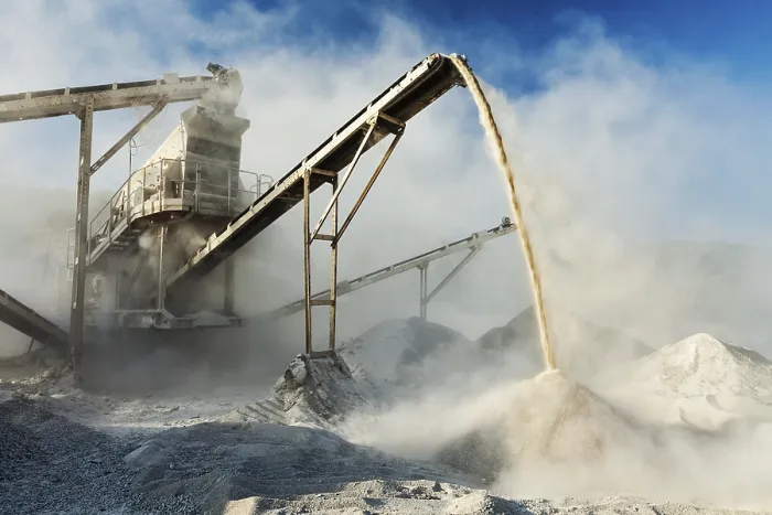 Gerahmter Druck : Industrieller Hintergrund, Brecher Fels Steinbrechmaschine in offener Tagebaubetrieb und Verarbeitungsanlage für geschlagener Stein. Gerahmter Druck : Industrieller Hintergrund, Brecher Fels Steinbrechmaschine in offener Tagebaubetrieb und Verarbeitungsanlage für geschlagener Stein.