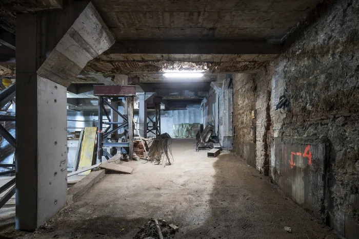 Gerahmter Druck : Ein industrieller Keller im Bau. Gerahmter Druck : Ein industrieller Keller im Bau.