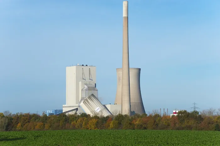 Gerahmter Druck : Industriebau in einem fortgeschrittenen Stadium der Implosion. Gerahmter Druck : Industriebau in einem fortgeschrittenen Stadium der Implosion.