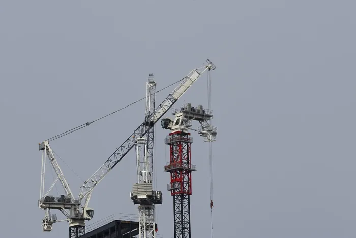 Gerahmter Druck : Industrie-Krane auf einem Wolkenkratzer. Gerahmter Druck : Industrie-Krane auf einem Wolkenkratzer.