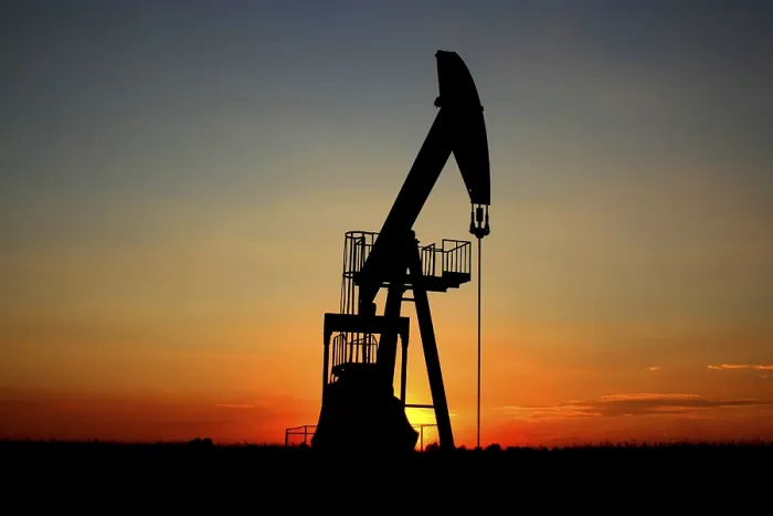 Gerahmter Druck : Ein Pumpjack in der Sonnenuntergangslandschaft Gerahmter Druck : Ein Pumpjack in der Sonnenuntergangslandschaft