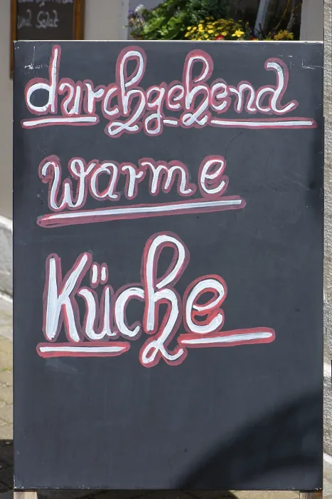 Gerahmter Druck : Informationsbrett vor einem Restaurant. Gerahmter Druck : Informationsbrett vor einem Restaurant.