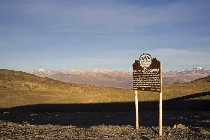 Gerahmter Druck : Informationspaneel mit Vulkan Aconcagua im Hintergrund. Gerahmter Druck : Informationspaneel mit Vulkan Aconcagua im Hintergrund.