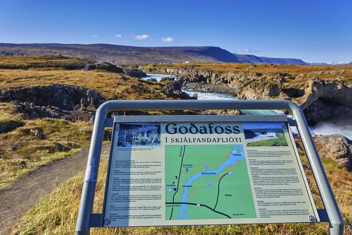 Gerahmter Druck : Informationspaneel am Wasserfall Godafoss Gerahmter Druck : Informationspaneel am Wasserfall Godafoss