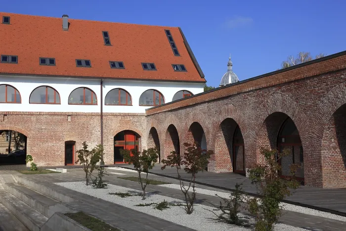 Gerahmter Druck : Im inneren Hof des Bastions. Gerahmter Druck : Im inneren Hof des Bastions.