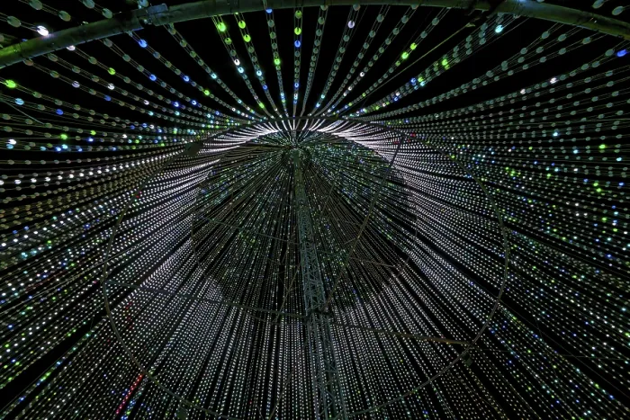 Gerahmter Druck : Innerhalb des illumi Baumes, Lichtshow.